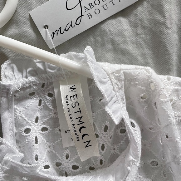 ✨NWT✨Eyelet blouse with ruffle details - Picture 8 of 9